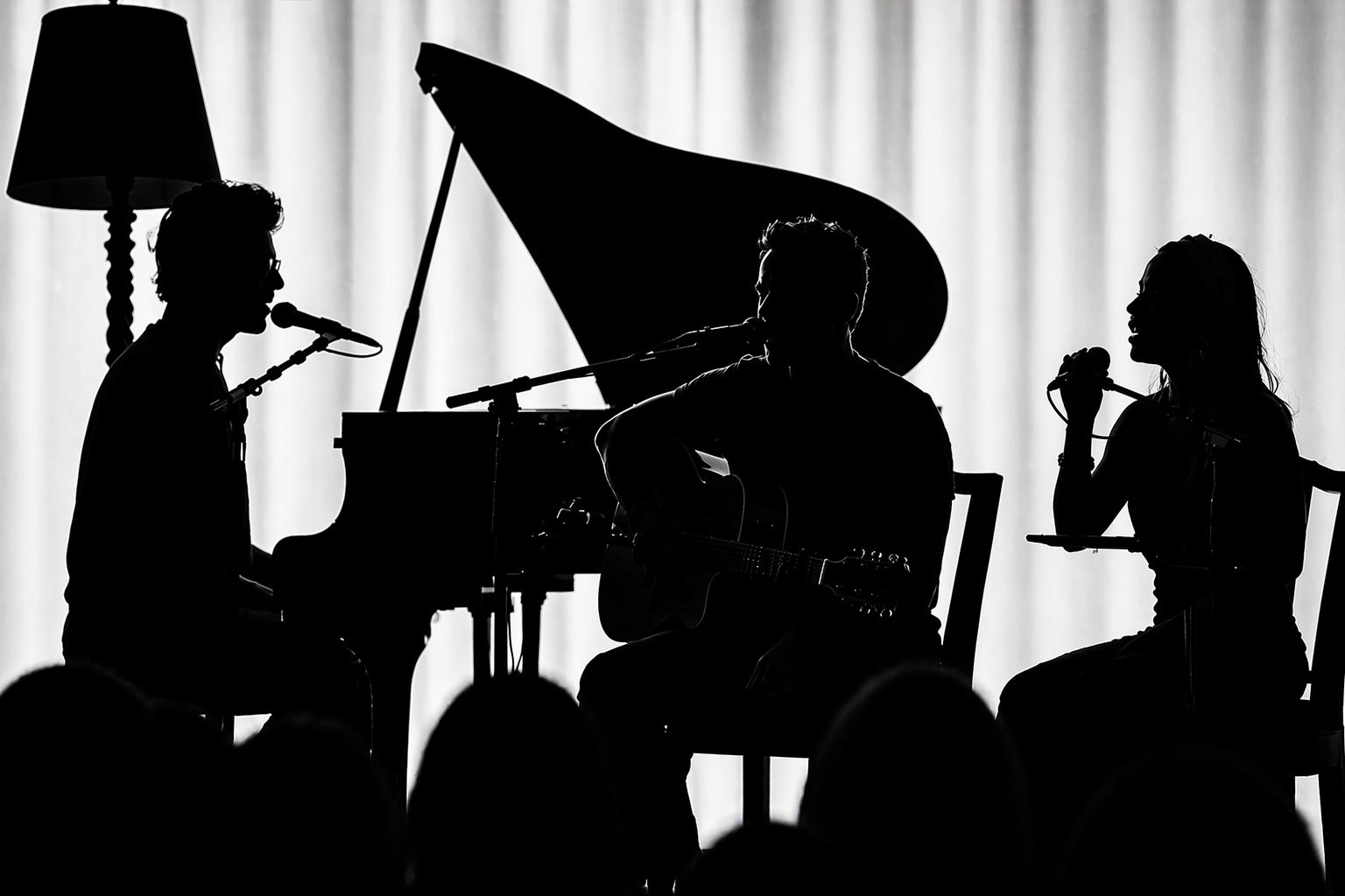 Os três músicos dos TRIBUS em concerto acústico