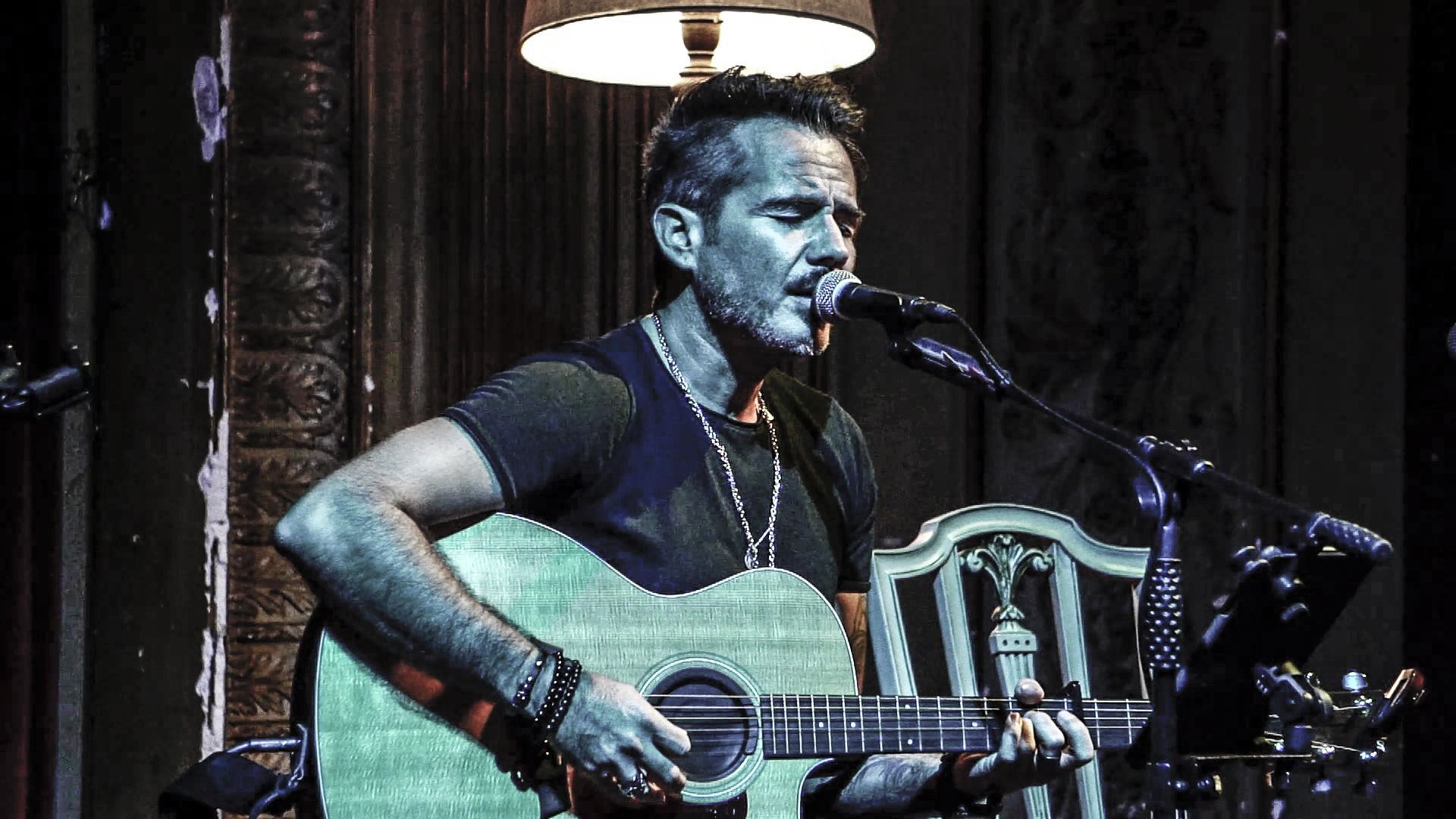 Diogo Lima a cantar e tocar guitarra